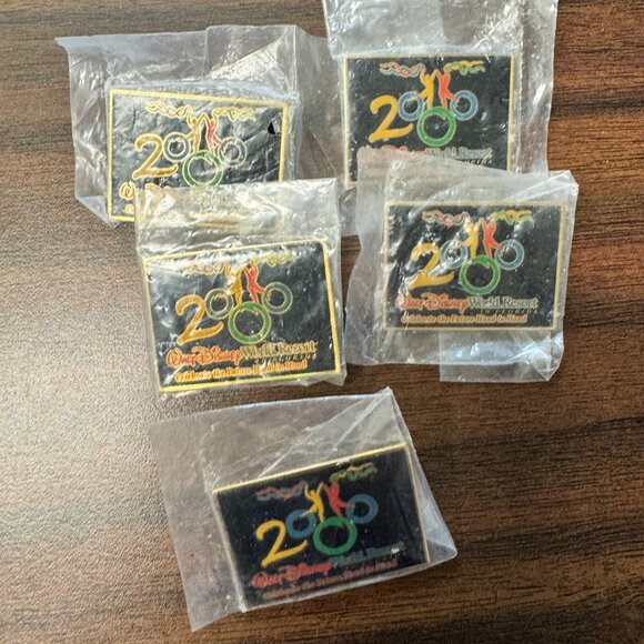 Walt Disney World 2000 Celebrate The Future Hand In Hand Cast Pin VTG 5 AVAIL! - Picture 3 of 3